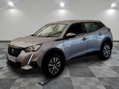 Le nouveau SUV Toyota C-HR est garé dans un showroom.