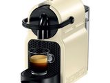 une machine à café avec une tasse de café posée devant