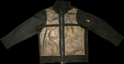 veste en cuir avec des fermetures à glissière sur fond noir