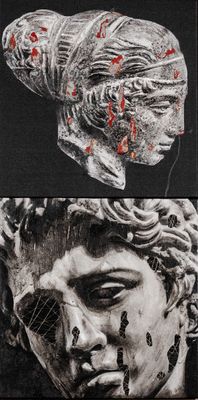 deux photos en noir et blanc d'une statue maculée de sang