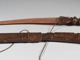 deux objets en bois posés sur une table