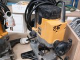 deux outils électriques posés sur une table