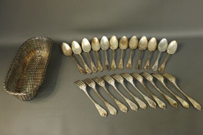 a lot of spoons that are sitting on a table