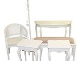 trois chaises et une table sur laquelle est posée une lampe