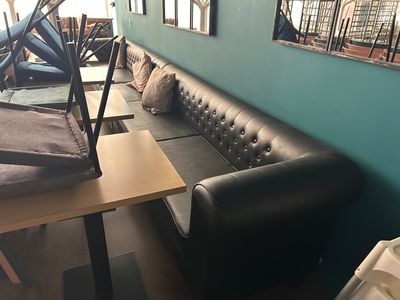 un canapé et une table dans une pièce aux murs bleus