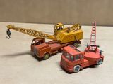 deux camions jouets assis l'un à côté de l'autre