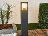 une lampe posée sur une terrasse en bois