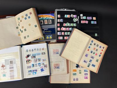 beaucoup de timbres sur les pages d'un livre