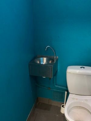 des toilettes et un lavabo dans une salle de bains aux murs bleus