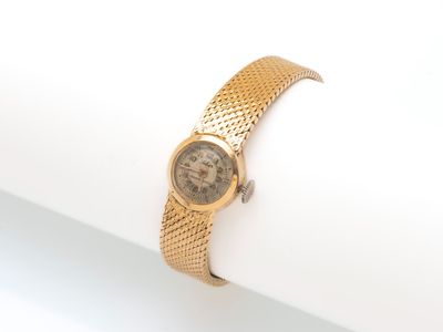 une image représentant une montre-bracelet posée sur une serviette de table, elle-même posée sur une surface blanche