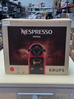 une boîte de Nespresso Krups posée sur une table dans un magasin