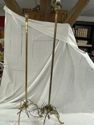 deux lampes posées sur un tissu blanc