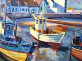 tableau représentant des bateaux amarrés dans un port, avec des maisons en arrière-plan