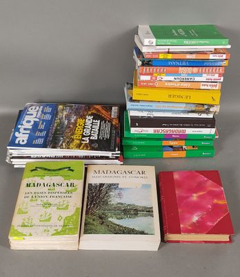 plusieurs livres sont empilés sur une table