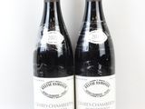 deux bouteilles de vin posées l'une à côté de l'autre sur une table