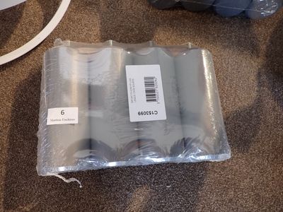 un sac en plastique contenant un appareil électronique quelconque
