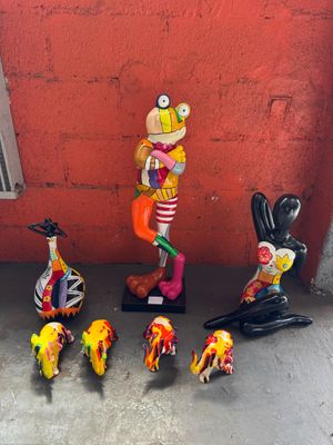 de nombreuses figurines posées par terre