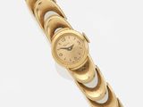 une image d'un gros plan d'une montre-bracelet sur une surface blanche