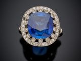 une bague en saphir et diamant