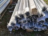 de nombreux tuyaux métalliques empilés les uns sur les autres
