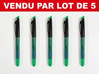 quatre stylos sont alignés sur une surface blanche