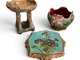 trois petits vases placés les uns à côté des autres