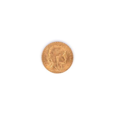 gros plan d'une pièce d'or sur une surface blanche