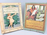 deux livres sont posés côte à côte sur une surface blanche