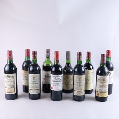 plusieurs bouteilles de vin sont alignées sur une surface blanche