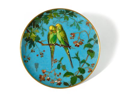 deux oiseaux perchés sur une branche d'arbre, représentés sur une assiette