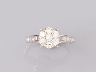 une bague en or blanc 18 carats sertie d'un diamant ovale et de diamants taille baguette