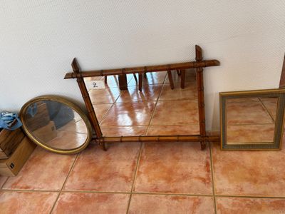 un miroir posé par terre à côté d'un autre miroir posé par terre