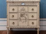 une commode sur laquelle est posée une horloge