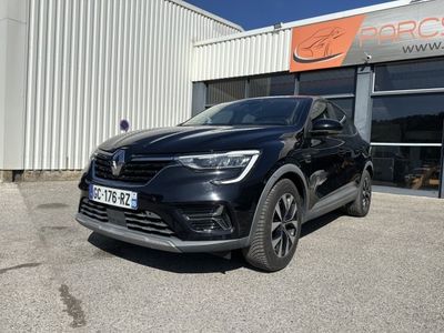un SUV Volkswagen noir garé devant un immeuble