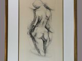 un dessin en noir et blanc représentant une femme nue, dans un cadre doré