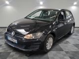 la photo d'une voiture noire garée dans un garage