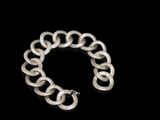 une image représentant un bracelet à chaîne en argent sur fond noir