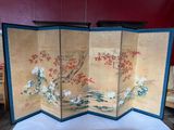 un paravent orné d'une peinture représentant des fleurs