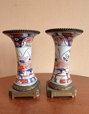 deux vases posés sur une table