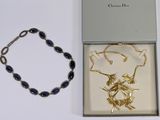 une boîte contenant un bracelet et un collier