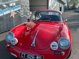 une photo d'une voiture rouge garée devant un immeuble
