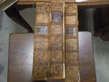 deux vieux livres posés sur une table en bois