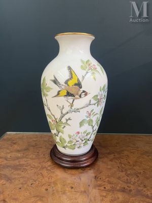 Basil EDE (1931-2016) pour FRANKLIN Porcelain