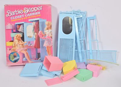 une poupée Barbie et un ensemble d'accessoires posés sur la table