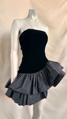 the mannequin is wearing a black and white dress with ruffles on it