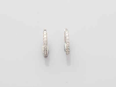 une paire de boucles d'oreilles en diamant