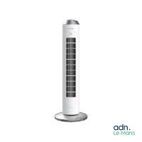 une photo d'un ventilateur colonne blanc posé sur une table