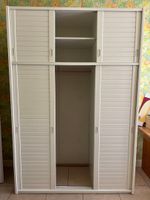 Armoire en contreplaqué blanc à deux niveaux et trois portes… (photo 3)