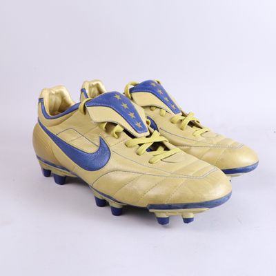 chaussures de football Nike jaunes et bleues sur fond blanc