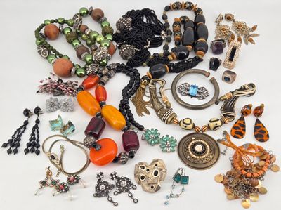 BIJOUX. Lot de bijoux fantaisies.